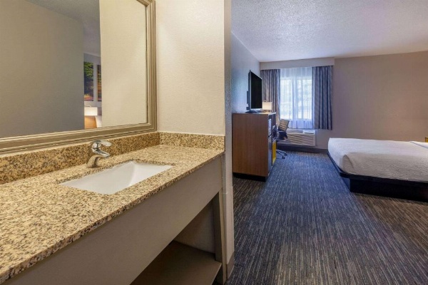 Days Inn by Wyndham Racine/Sturtevant image 16